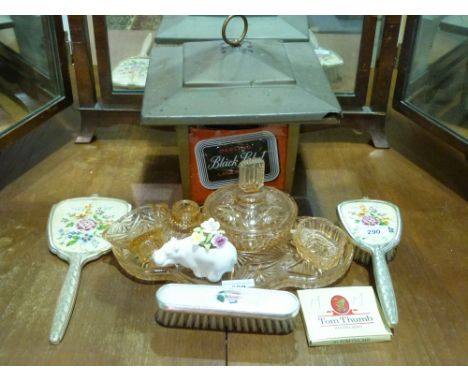 A Carling advertising lamp and various dressing table items