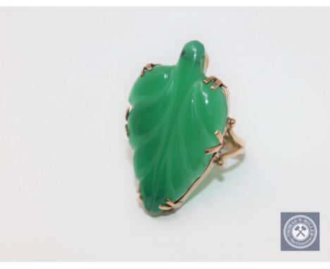 A high carat gold green jade set ring, size Q1/2 CONDITION REPORT: In good condition. 8.5g.