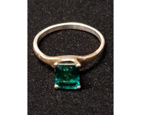 9CT WHITE GOLD GREEN STONE RING SIZE M 1.9G GROSS WEIGHT