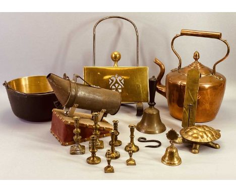 VICTORIAN &amp; OTHER METALWARE - a mixed quantity to include a copper kettle with acorn knop, brass jam pan with iron swing 