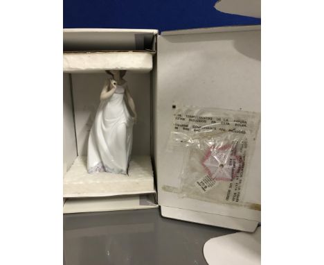 LLADRO 7636 Afternoon promenade UNOPENED 