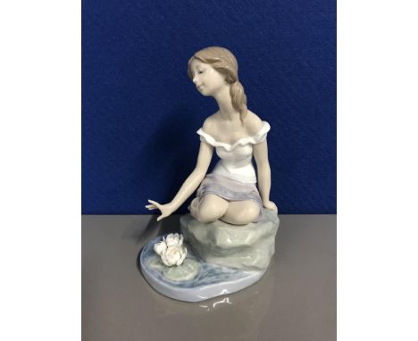LLADRO 7706 Reflections of helena (in original box)