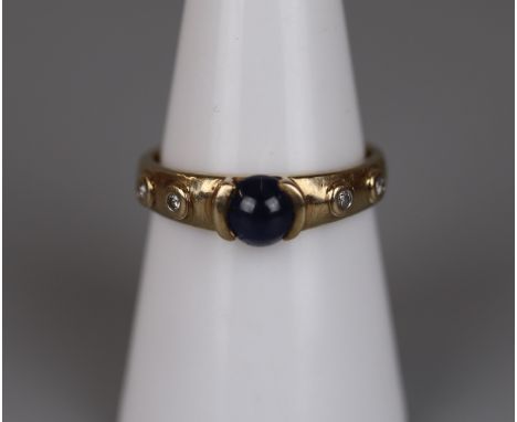 Gold cabochon sapphire and set ring - Size N 