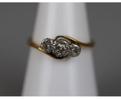 18ct gold 3 stone diamond set ring - Size M 