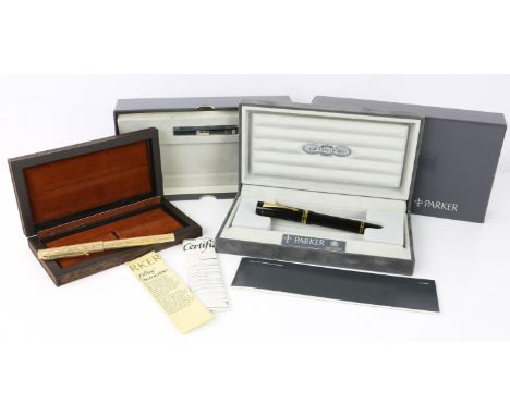 Parker Duofold pens, Fountain pen with 18ct nib, in black with black barrel and cap, gold clip marked made in UK, boxed, with