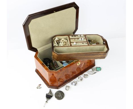 Large jewellery box containing a marcasite brooch with a sitting cat and a crystal drop, a circular silver brooch with the pr