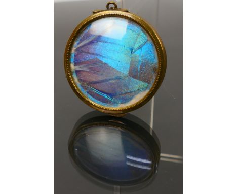 A vintage powder compact marked B to the base. Set with butterfly wings to hinged lid. Internal mirror. Single working hinge.