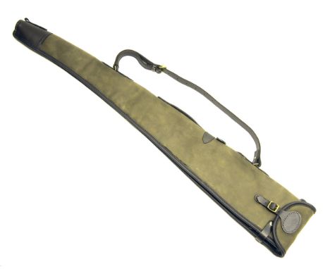 A NEW AND UNUSED STIRLING EXMOOR OLIVE GREEN SHEEPSKIN-LINED SINGLE GUNSLIP, with leather shoulder strap and brass fittings, 