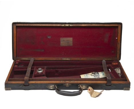 OGDEN SMITHS &amp; HUSSEY A BRASS-CORNERED OAK AND LEATHER SINGLE GUNCASE, fitted for 28in. barrels, the interior lined with 