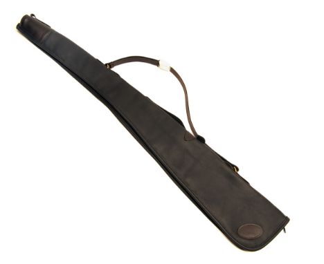 A NEW AND UNUSED STIRLING LEATHER FLEECE-LINED SINGLE GUNSLIP, with leather shoulder strap and brass fittings, measuring appr