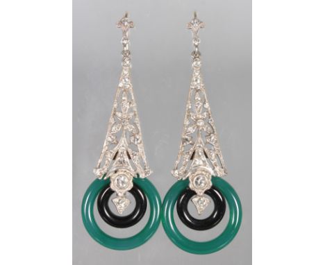 A PAIR OF 9CT GOLD AND SILVER JADE AND AGATE DROP EARRINGS.  