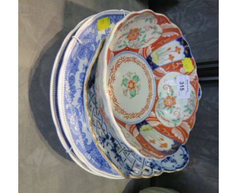 A Dresden blue and white pierced bowl, a pair of Copeland Spode Severn pattern bowls and an Imari bowl (4)