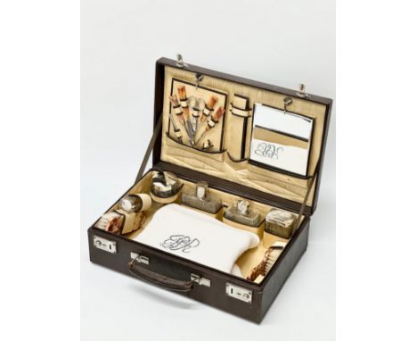A 1950’s gents vanity set in case. With faux turtle utensils. 40x26.5x13cm