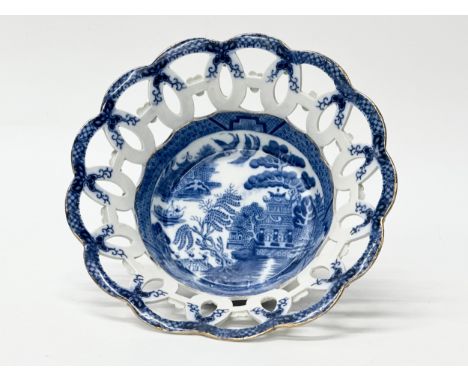 Booth’s Davenport Willow. C.1887-1910. An English blue and white bowl, with reticulated open fret borders and moulded rosette
