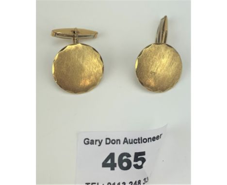 Pair of 18k gold cufflinks, 0.75” diameter, w: 11.5 gms