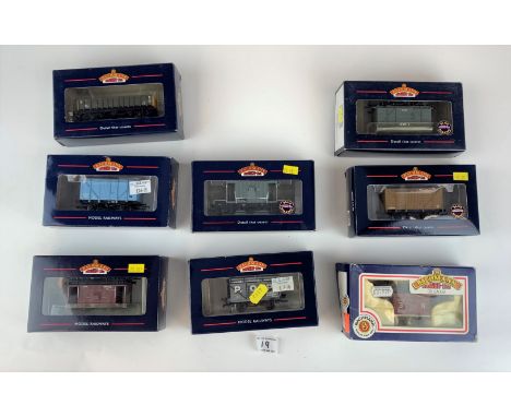 8 boxed Bachmann wagons and vans
