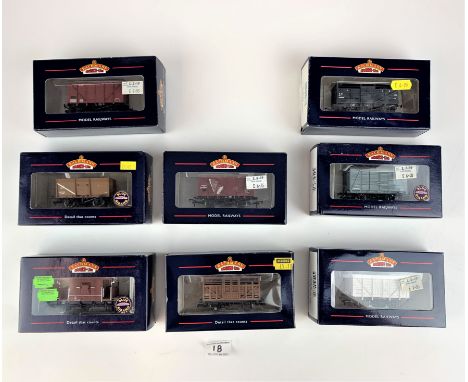 8 boxed Bachmann wagons and vans