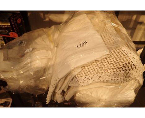 Quantity of vintage linen