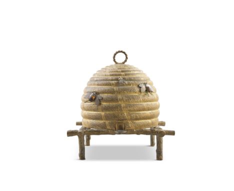 A 19TH CENTURY GILT METAL 'BEE SKEP' JEWELLERY SEWING BOX, of naturalistic form, the hinged lid with rope twist loop handle, 