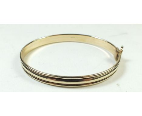 A 9 carat gold bangle 7.6g