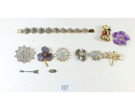 A tray of paste and enamel costume jewellery 