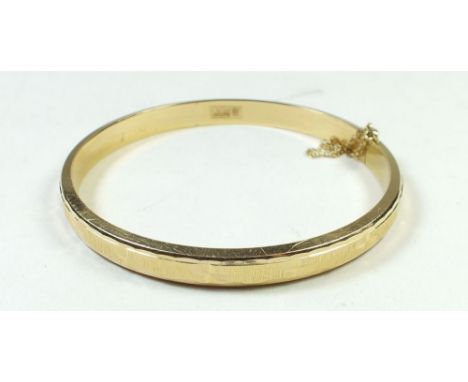 A yellow metal hinged bangle - 14.3g