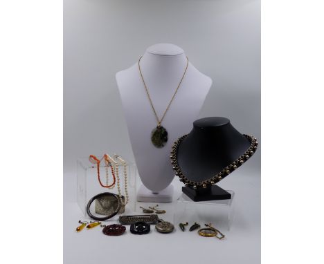 A MOSS AGATE PENDANT SUSPENDED ON A 51cm 9ct GOLD ROPE STYLE CHAIN, A VICTORIAN BALL AND BELCHER COLLAR, A PAIR OF RETRO SILV