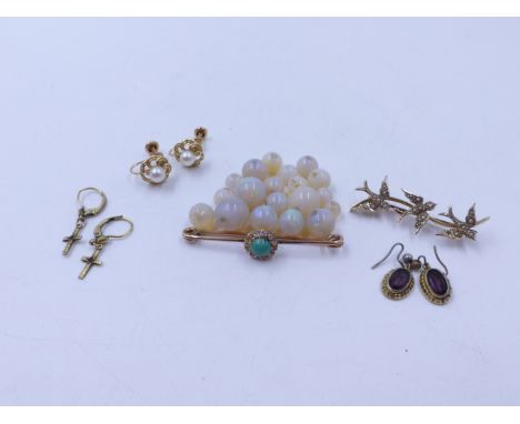 NINETEEN ROUND OPAL BEADS FOR STRINGING, TOGETHER WITH A TURQUOISE AND OLD CUT DIAMOND CLUSTER BAR BROOCH, A PAIR OF 14ct PEA