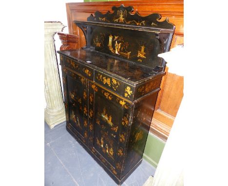 A 19th.C. CHINOISERIE DECORATED SIDE CABINET WITH SHAPED BACK AND SHELF ABOVE A TWO DOOR CUPBOARD ON PLINTH BASE.    H.130cms