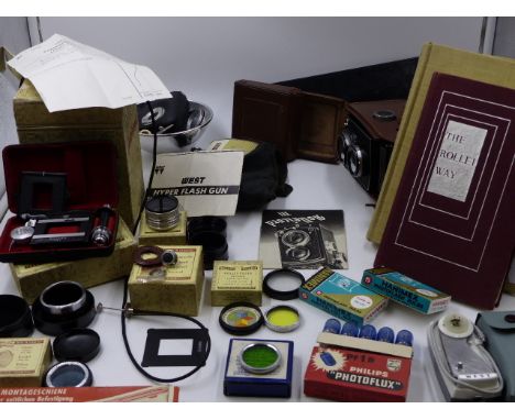 A FRANKE & HEIDECKE ROLLEICORD CAMERA IN ORIGINAL BOX AND COMPLETE WITH VARIOUS ACCESSORIES AND BOOKS.