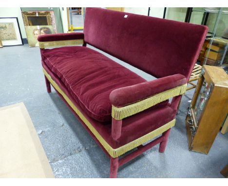 A BESPOKE VELVET COVERED HALL SETTEE IN THE 17th.C.TASTE WITH SQUAB CUSHION.   W.160cms.