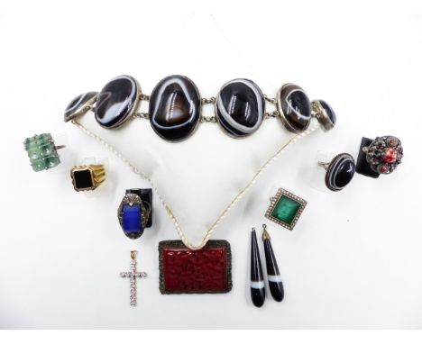 A BROAD SELECTION OF VINTAGE JEWELLERY TO INCLUDE BULLS EYE AGATE EXAMPLES , A CHINESE IMPORT CINNABAR BROOCH, A PRECIOUS YEL