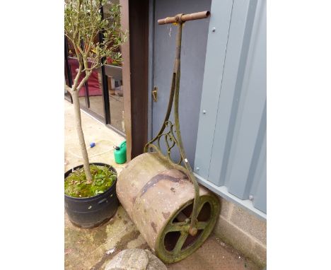 A LARGE VICTORIAN CAST IRON GARDEN ROLLER.