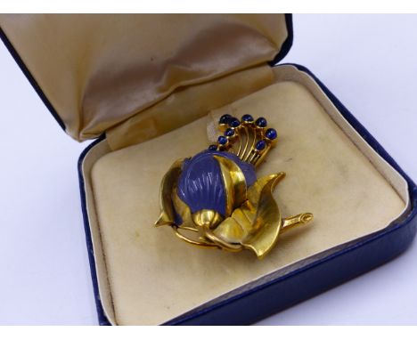 A YELLOW METAL TESTED AS 18ct GOLD OR HIGHER LAVENDER JADE AND SAPPHIRE STYLISED FLORAL SPRAY BROOCH. THE CENTRAL FLOWER IS A