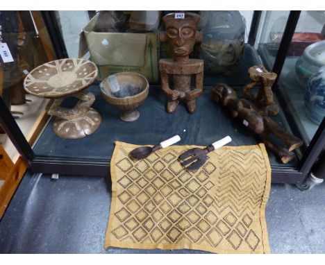 A GROUP OF AFRICAN TRIBAL CARVINGS TO INCLUDE A DISH TOP STOOL WITH PAINT DECORATION, TWO CARVED FIGURES, A FURTHER STOOL AND