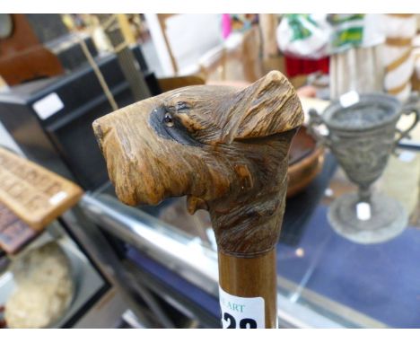 AN EARLY 20th.C.WALKING STICK WITH CARVED DOG'S HEAD FINIAL AND ARTICULATED JAW.