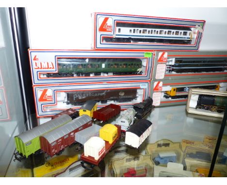 A WREN OO GAUGE LOCOMOTIVE AND TENDER TOGETHER WITH VARIOUS LIMA ROLLING STOCK AND OTHER MODEL RAILWAY ACCESSORIES.