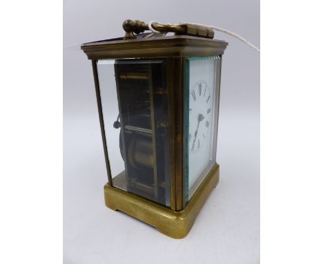 A VICTORIAN BRASS CASED CARRIAGE CLOCK WITH WHITE ENAMEL DIAL COMPLETE WITH LEATHER BOUND CARRY CASE.   H.15.5cms. TOGETHER W