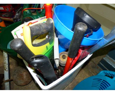 A QTY OF VARIOUS GARDEN TOOLS.