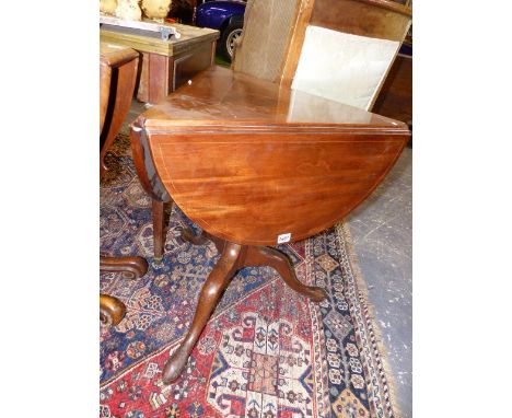 A GEORGIAN AND LATER  MAHOGANY TRIPOD TABLE WITH DROP LEAF CLOVER LEAF SHAPE BOXWOOD STRUNG TOP.    APPROX W.82 x H.68cms.