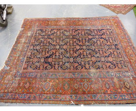 AN ANTIQUE PERSIAN FEREGHAN CARPET.   296 x 245cms.