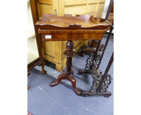 A 19th.C.MAHOGANY JARDINIERE TABLE ON CLUSTER COLUMN SUPPORTS AND TRIPOD BASE.     W.48 x H.79cms.