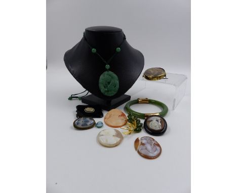 A VICTORIAN CAMEO BROOCH ON A JET BLACK MOUNT TOGETHER WITH ADDITIONAL UNMOUNTED CAMEOS, TWO MOURNING HAIR BROOCHES, A JADEIT