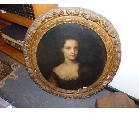 18 th.C.ENGLISH SCHOOL.  AN OVAL PORTRAIT OF A LADY, OIL ON CANVAS IN CARVED GILTWOOD FRAME.   70 x 60cms.