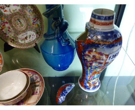 A COLLECTION OF ORIENTAL EXPORTWARES TO INCLUIDE CHINESE FAMILLE ROSE TEA BOWLS AND SAUCERS, IMARI BOTTLE FORM VASES,ETC.