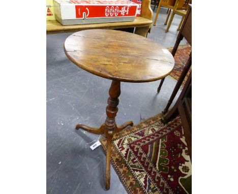 AN EARLY 19th.C.YEW WOOD TILT TOP LAMP TABLE ON TRIPOD SUPPORTS.