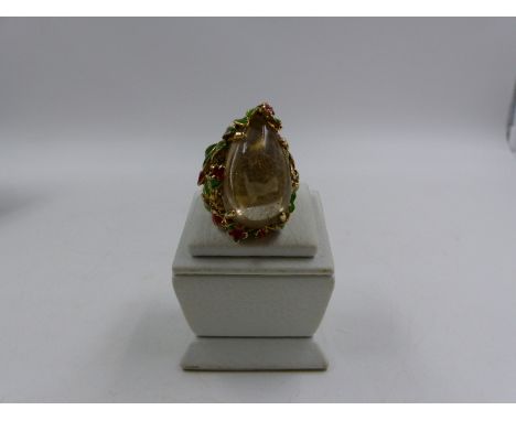 A 925 STAMPED GILDED ENAMEL RUTILATED QUARTZ RING, FINGER SIZE P 1/2. APPROXIMATE LENGTH OF QUARTZ 26mm.  