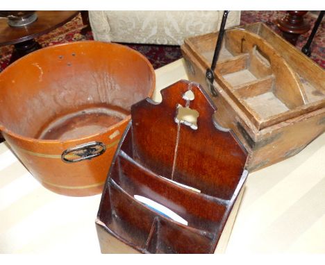 A COLLECTION OF OBJECTS TROUVE TO INCLUDE ANTIQUE AND LATER SEWING IMPLEMENTS, A METRONOME, VARIOUS BOWLS, BOXES, ETC.