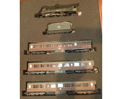 Bachmann Branchline Silver Fox 60017 A4 locomotive green tender and three carriages limited edition of 1000