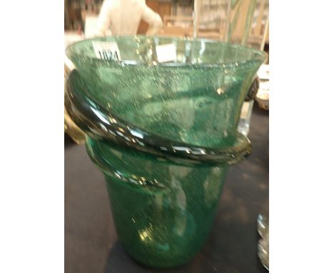 Large green art glass vase with spiral glass decoration H: 27 cm CONDITION REPORT: No chips or cracks. Ground pontil and norm